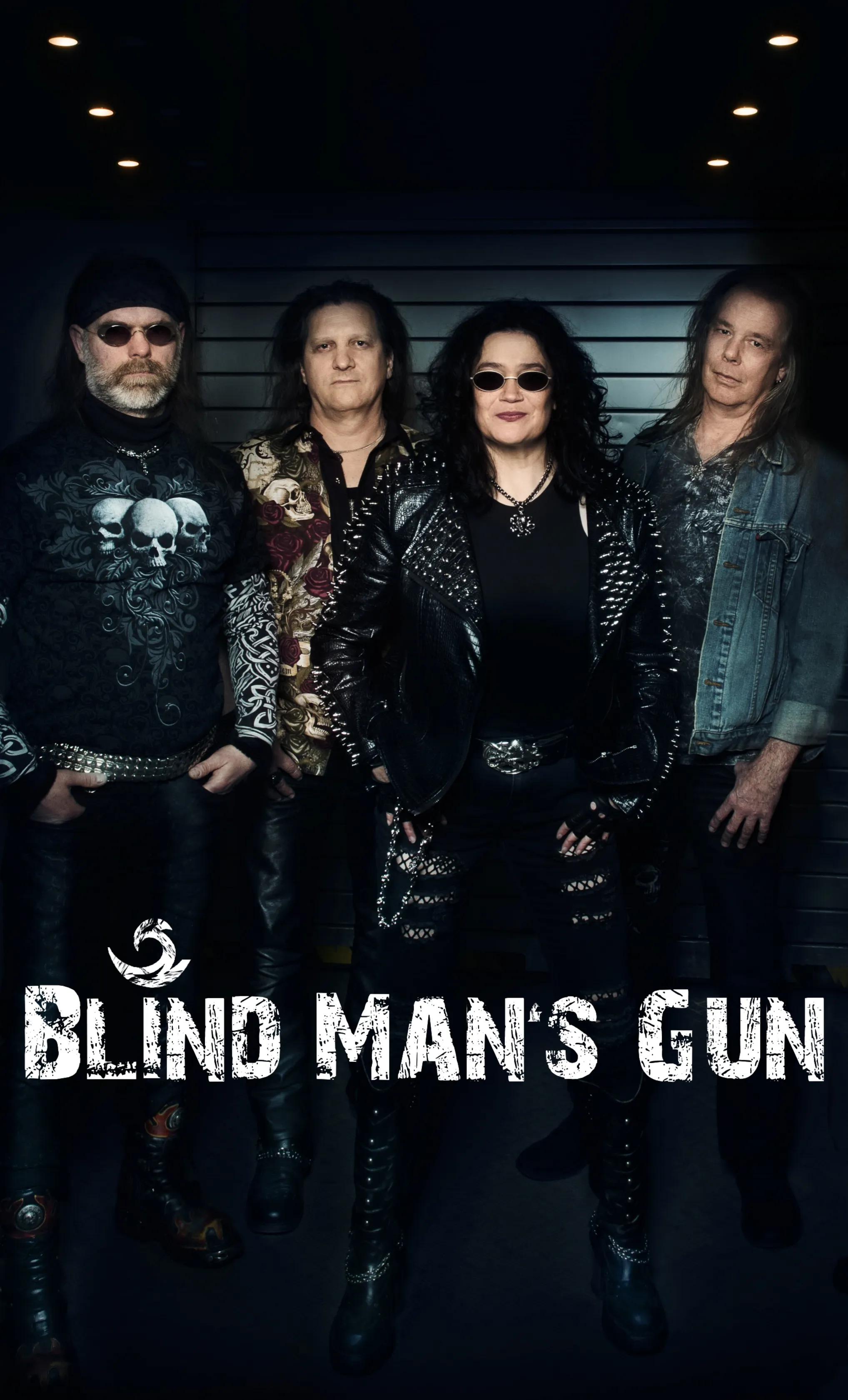 Drei Männer und eine Frau posieren für die Kamera. Unten im Bild der Blind Man's Gun Schriftzug.