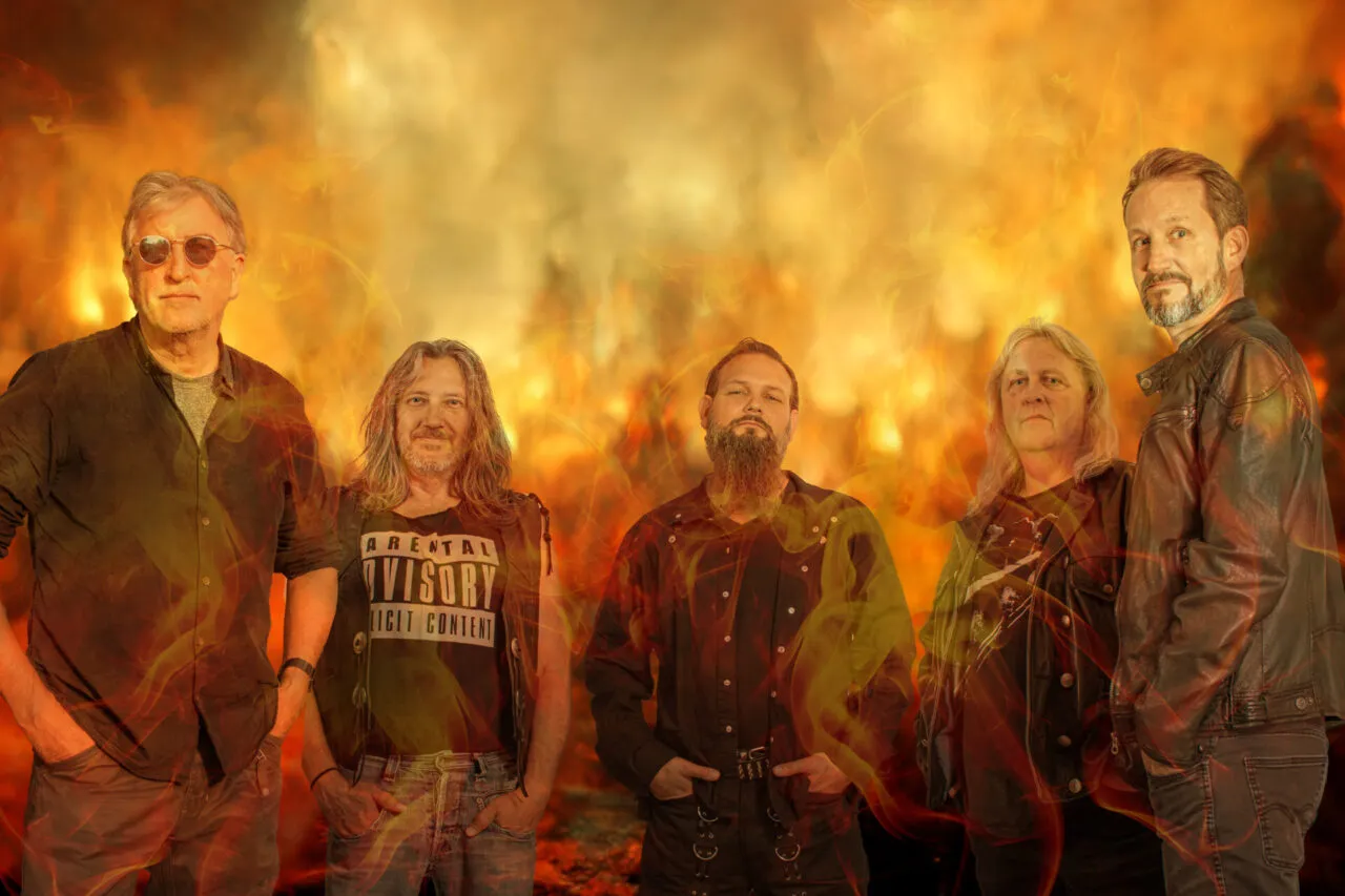 Dize Bandfoto. 5 Männer stehen der Kamera zugewandt und schauen in diese. Vor ihnen, hinter ihnen, überall digitale Flammen.