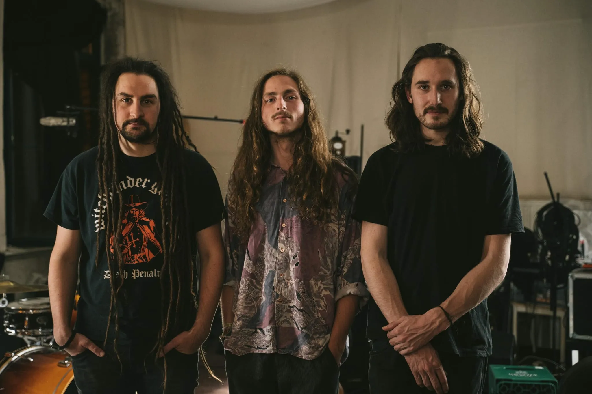 Highlord Witchhammer Bandfoto. Drei Männer mit langen Haaren schauen in die Kamera.