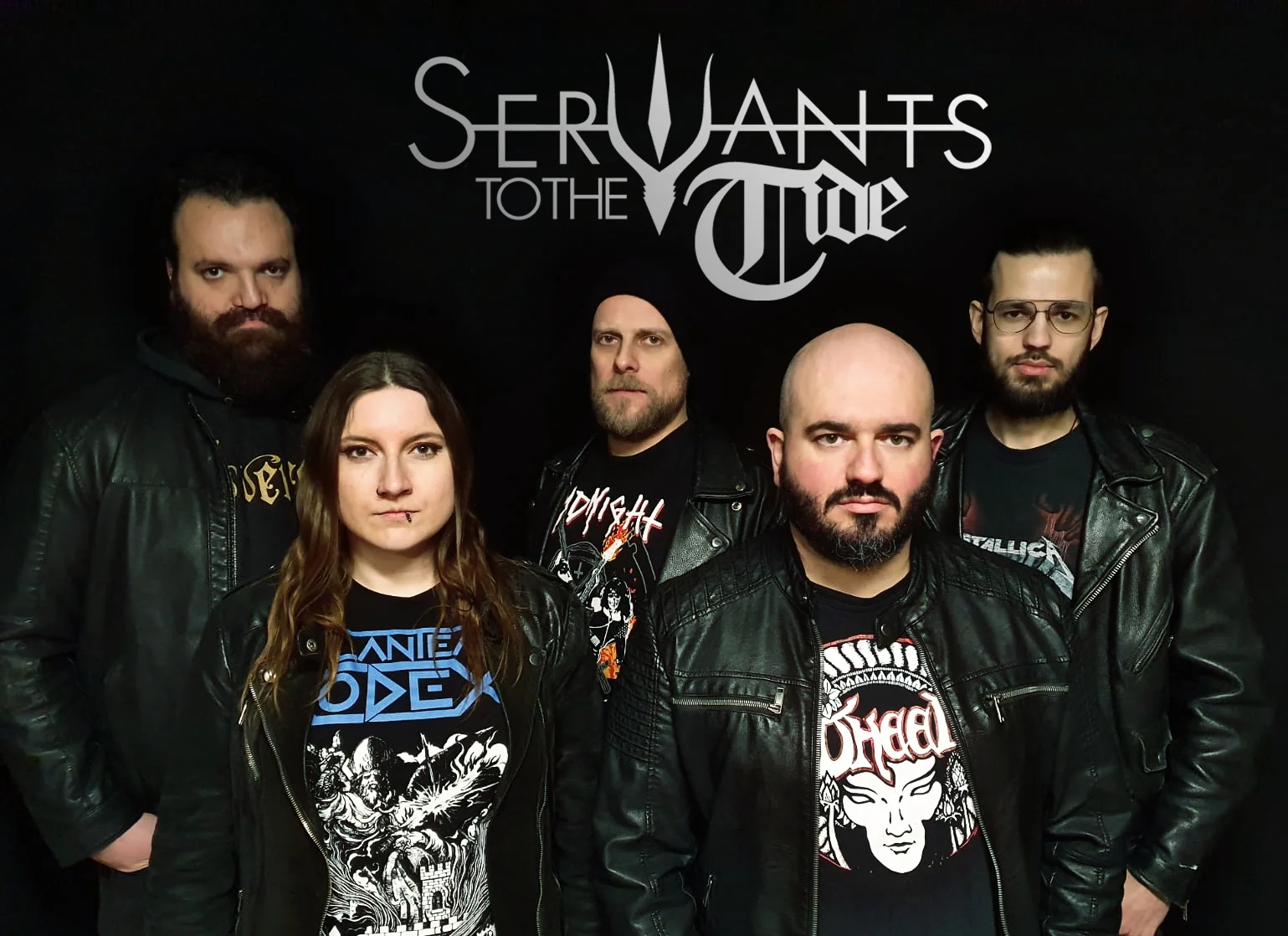 Hinten stehen drei Männer, vorne eine Frau und ein Mann.
Alle tragen Bandshirts und schwarze Lederjacken.
Über ihren Köpfen prangt das Servants to to Tide Logo (der Bandname in silbern, das V ist durch einen Dreizack ersetzt).