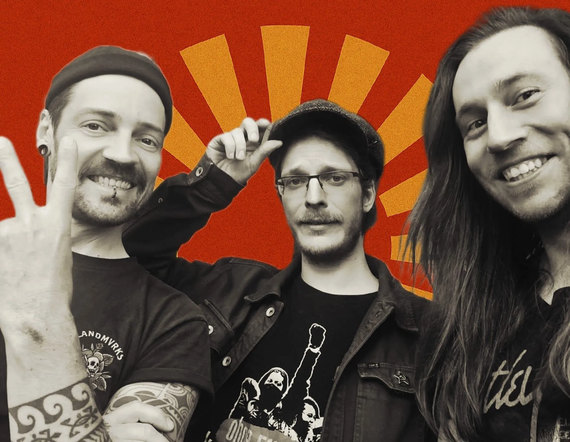 Styropor Bandfoto. Drei Männer schauen fröhlich in die Kamera 